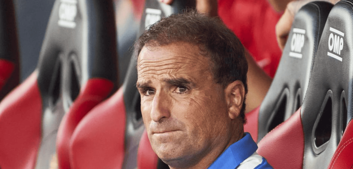 伸脚去抢球 伸脚去抢球