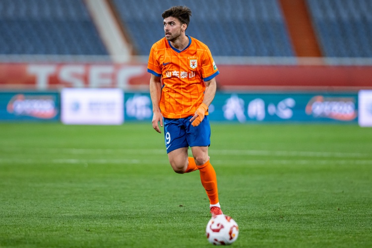 尤其是进攻, 泽仕和依木, 彭逸翔等人