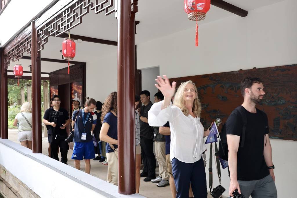 会近距离感, 兴致勃勃地 会近距离感, 兴致勃勃地